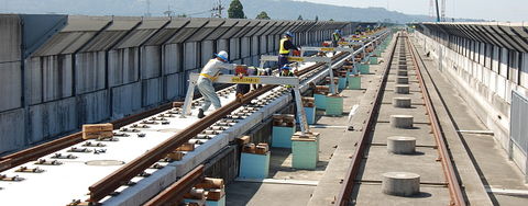 新幹線線路敷設工事<br />
<br />
　通勤や通学をはじめ生活に欠かせない鉄道。<br />
　毎日の安全運行を支えるため<br />
　日夜軌道の整備、点検作業をはじめ、<br />
　新規鉄道の敷設工事も行っています。