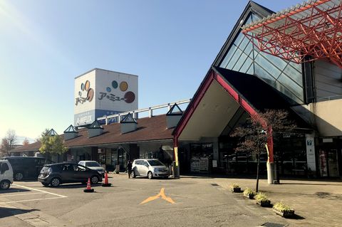 南砺市のショッピングセンターとして多くのお客様にご来店頂いているショッピング 「ア・ミュー」。サンキューはそのキーテナントとして、地域のお客様に喜んでいただけるお店づくりに日々努力しています。<br />
一日に約2000人のお客様が訪れるお店では、さまざまなニーズに合わせて従業員一人ひとりが商品作り・売場作りに取り組んでいます。それぞれ青果・海産・精肉・惣菜・日配・一般食品・チェッカー（レジ）の各部門に所属し、部門におけるプロフェッショナルを目指しています。我々食品スーパーは地域の健康と食文化を預かる大切な仕事と認識しております。