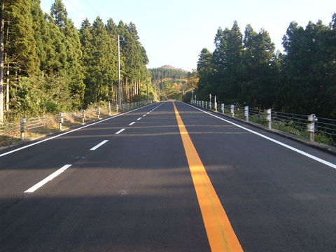 【アスファルト舗装工】<br />
快適で安心な生活環境・街づくりを目的とし、南砺市を中心としたライフラインの確保の為、様々な道路の整備をはじめ、一戸建て住宅・店舗駐車場など幅広く舗装工事を行っています。<br />
　新技術を多く取り入れながら、何事にもチャレンジし、より良い創造への向上を目指しています。