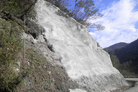 ▽法面保護工<br />
人工的な斜面（法面）を作ることで大雨、地震などの自然災害によって起こる斜面崩壊や地すべりなどから道路や住宅を守ることを目的としてしています。