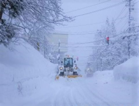 多い時には一晩で1ｍ近い積雪がある利賀村。除雪作業は弊社の最も重要な使命の一つと考えています。大変なこともありますが、住民の方から感謝の声をいただくこともある、大切な仕事です。