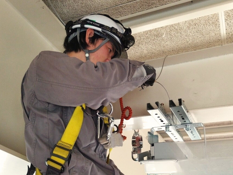 ～一人ひとりが幅広い知識を備える少数精鋭の技術者集団～<br />
私たちは工事の量ではなく質を追求するため、<br />
少数精鋭の体制で事業に取り組んできました。<br />
<br />
そのため、当社スタッフの全員が有資格者という文字どおりの技術者集団を形成しています。<br />
<br />
スタッフが有している資格の種類と数は豊富で、<br />
会社でも資格取得を全面的にバックアップしています。<br />
<br />
また建築や空調などの専門知識にも精通しています。<br />
各種施設や住宅の電気設備工事は、建築物を構成するさまざまな技術と密接に関係します。<br />
<br />
幅広い知識がなければ<br />
質の高い電気設備工事はできないのです。<br />
<br />
スタッフは日々勉強。<br />
プロフェッショナルの名に恥じぬよう向上心をもって<br />
業務に取り組んでいます。