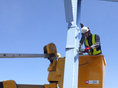 ～資格取得をバックアップ～<br />
職務に関連した専門的な知識及び技能習得のため、<br />
資格・免許・技能認定などの取得をバックアップしています。<br />
<br />
資格取得は会社からの援助もあり、試験をうけやすい体制を整えています。<br />
<br />
【電気資格・免許】<br />
第一種電気工事士以上<br />
第二種電気工事士<br />
<br />
【法定資格(技能講習)】<br />
玉掛け(1t以上)<br />
小型移動式クレーン運転(1t以上5t未満)<br />
高所作業車運転　<br />
その他多数の資格が取得できます。