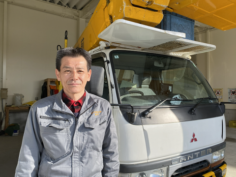 ～電気設備のプロフェッショナルとして～<br />
初めまして。<br />
前川電設 代表取締役の前川喜男と申します。<br />
<br />
平成14年に父からこの会社を引き継いだとき、<br />
とにかく無我夢中で取組んできました。<br />
<br />
続けてこられたのは、<br />
「お客様から仕事をいただいている」ということを、絶対に忘れなかったからです。<br />
<br />
この仕事に就いて35年。<br />
今でも、暗い中でスイッチを入れてパッと電気がつく瞬間には、毎日感動しています。<br />
<br />
写真ではちょっと表情が硬いかもしれませんが、<br />
現場では冗談を言って笑ったり、けっこう明るいです（笑）<br />
カメラは苦手でも、人と話すのは好きですよ。<br />
<br />
残業のない働き方や、安全を最優先する体制も整えています。<br />
社員から「居心地がいい」と言ってもらえることも嬉しいです。<br />
<br />
未経験でも、資格がなくても大丈夫。私も、最初は何も持っていませんでした。<br />
<br />
大切なのは「挑戦しよう」という思いと、「なぜだろう？」と疑問を持てること。<br />
それが、成長のスタートです。<br />
<br />
こんなところに少しでも共感してくれたら嬉しいです。<br />
そんなあなたと一緒に、考えて、学んで、<br />
働いていけたらもっと嬉しいです。<br />
<br />
代表取締役　前川　喜男