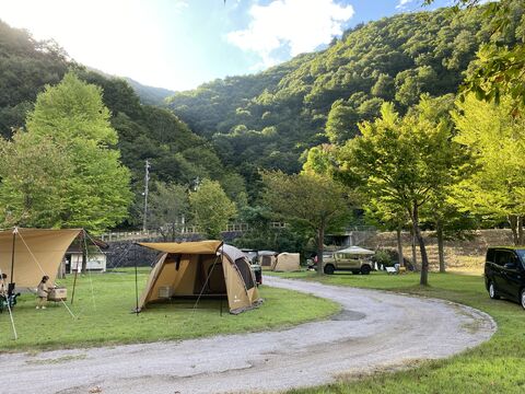 桂湖オートキャンプ場は、豊かな自然に囲まれた全21サイトからなるキャンプ場です。<br />
湖畔から近く、昼はのんびりBBQ、夜は満点の星空でスターウォッチングが楽しめます。