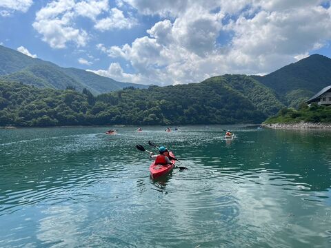 桂湖レクリエーション施設で体験できるレンタルカヌー。<br />
全長約3kmの湖畔を自由に漕ぐことができます。<br />
レクチャーもあるため、初めての方でも安心して乗っていただけます。