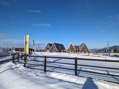 【積雪や高速事情で来客が途絶える日も】<br />
一方で立地におけるデメリットもあります。桜ヶ池は標高が高く、市内でも雪の多いエリアです。除雪はしっかりとしているものの、大雪となれば来客が途絶える可能性はあります。また高速道路では現在4車線化に向けた工事をしており夜間通行止めの日も度々。事故や災害などがあった際は高速からの来客は見込めなくなります。反対にイベントの日には恐ろしいほどの人出があり、いわゆる「繁閑の差が激しい」場所となります。