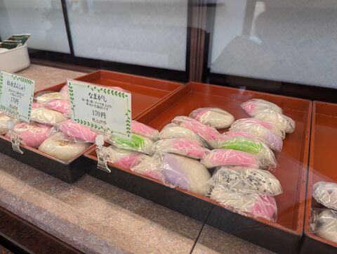 【人気すぎてクレーム？　遠方にも常連客がたくさん！】<br />
『溝口梅華堂』は、地元では『梅さ』と呼ばれて親しまれており、その一番の目玉商品は1月末～3月末に販売している「いちご大福」です。シーズンになると「梅さのいちご大福を買いにいかんなん！」と朝からおでかけするおばあちゃん方を見かけます。<br />
驚きなのは、その常連客は城端地域内におさまらず、お隣の福光、福野を通り越して、砺波市や高岡市からもいらっしゃるということです。午後になると売り切れてしまうこともあり、何度かお客様にクレームをもらってしまったこともあるとか（笑）。それ以降溝口さんは「できれば、午前中に買いに来てほしい」という呼びかけを徹底しています。<br />
<br />
※写真はレギュラー商品の紅白まんじゅうとなまがし。シーズンにはいちご大福の写真を掲載します！